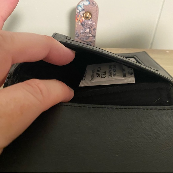 2/$25 NWOT Betsy Johnson Wallet - Picture 5 of 6